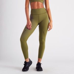 Saturday’s active leggings in Olive